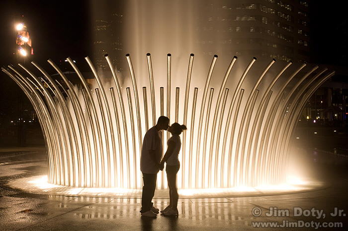 120515_couple_fountain_5D_2911_w7